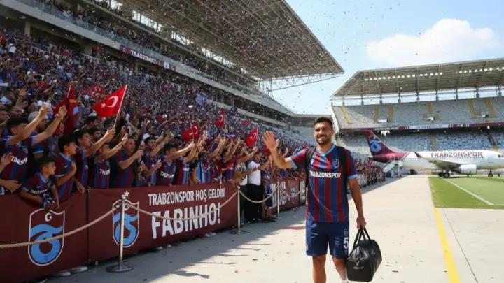 Bordo-Mavili Ortaya Vuruyor: Yeni İsim Geliyor